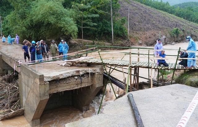 Cận cảnh cầu tạm nối đôi bờ chia cắt, hơn 1.200 người thoát cảnh cô lập- Ảnh 4.