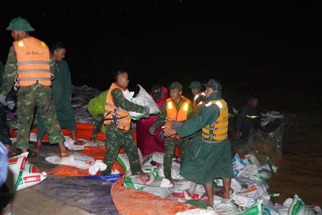 Đội mưa, xuyên đêm cứu kè An Lương trước nguy cơ tái sạt lở dữ dội- Ảnh 5.