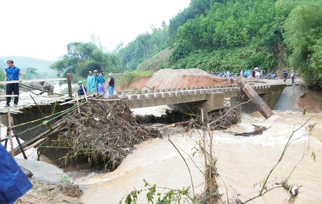 Cận cảnh cầu tạm nối đôi bờ chia cắt, hơn 1.200 người thoát cảnh cô lập- Ảnh 5.