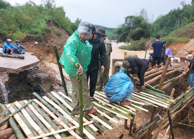 Cận cảnh cầu tạm nối đôi bờ chia cắt, hơn 1.200 người thoát cảnh cô lập- Ảnh 6.
