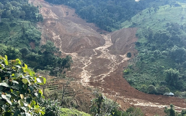 Núi phát ra tiếng nổ lớn, lực lượng tìm kiếm 3 người mất tích phải tạm dừng- Ảnh 8.