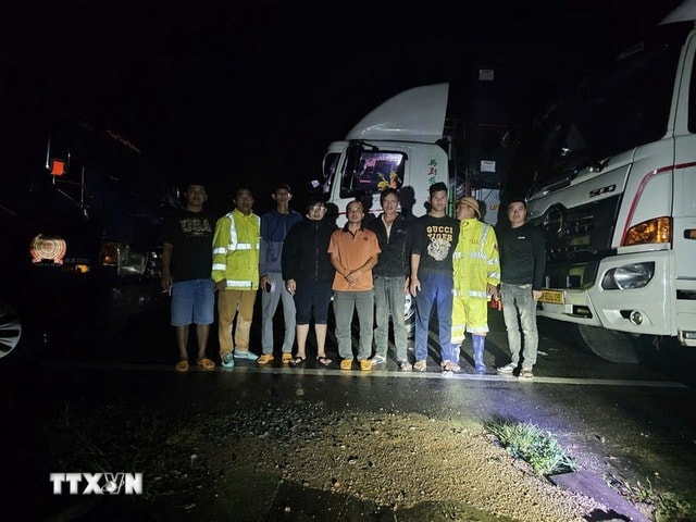 Cơ bản khắc phục đoạn sạt lở Quốc lộ 27C, giải cứu nhiều người mắc kẹt- Ảnh 1. Cơ bản khắc phục đoạn sạt lở Quốc lộ 27C, giải cứu nhiều người mắc kẹt- Ảnh 1.