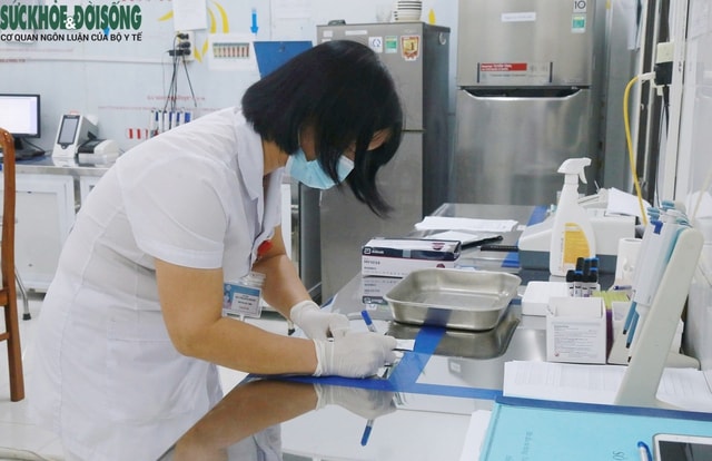 Chuyện người bác sĩ 3 lần phơi nhiễm HIV vẫn bám trụ tuyến đầu ở Thái Nguyên- Ảnh 3. Chuyện người bác sĩ 3 lần phơi nhiễm HIV vẫn bám trụ tuyến đầu ở Thái Nguyên- Ảnh 3.