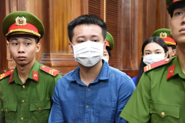 Bị cáo Hằng Du Mục xin giảm nhẹ vì 'còn sữa nuôi con và vẫn vắt sữa hàng ngày'- Ảnh 2. Bị cáo Hằng Du Mục xin giảm nhẹ vì 'còn sữa nuôi con và vẫn vắt sữa hàng ngày'- Ảnh 2.