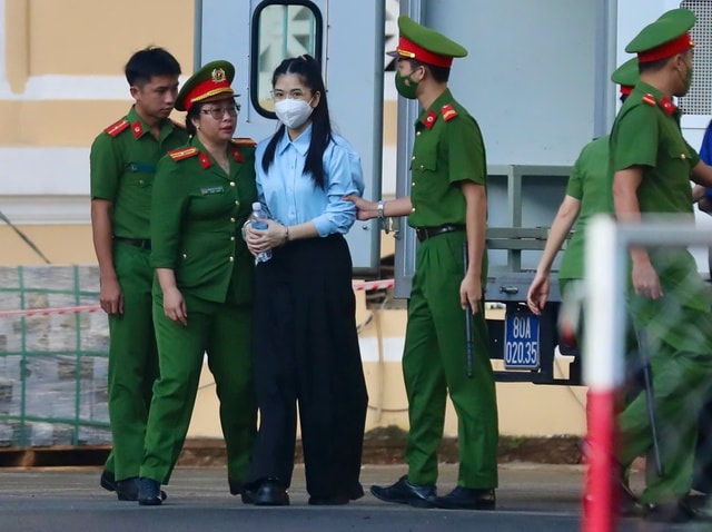 Hoa hậu Thuỳ Tiên, Hằng Du mục, Quang Linh Vlogs hầu toà- Ảnh 2. Hoa hậu Thuỳ Tiên, Hằng Du mục, Quang Linh Vlogs hầu toà- Ảnh 2.