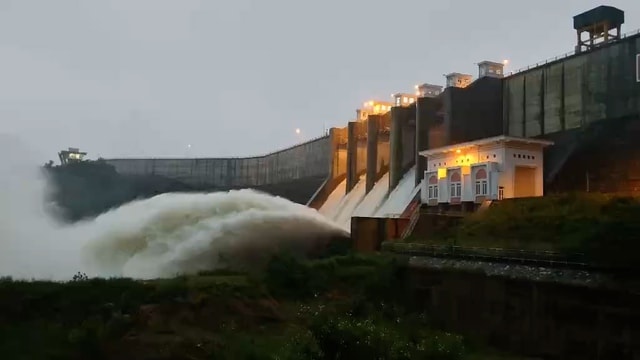 Hồ Sông Cái lớn nhất tỉnh Khánh Hoà tiếp tục vượt mực nước thiết kế, mở 5 cửa van xả lũ- Ảnh 1.