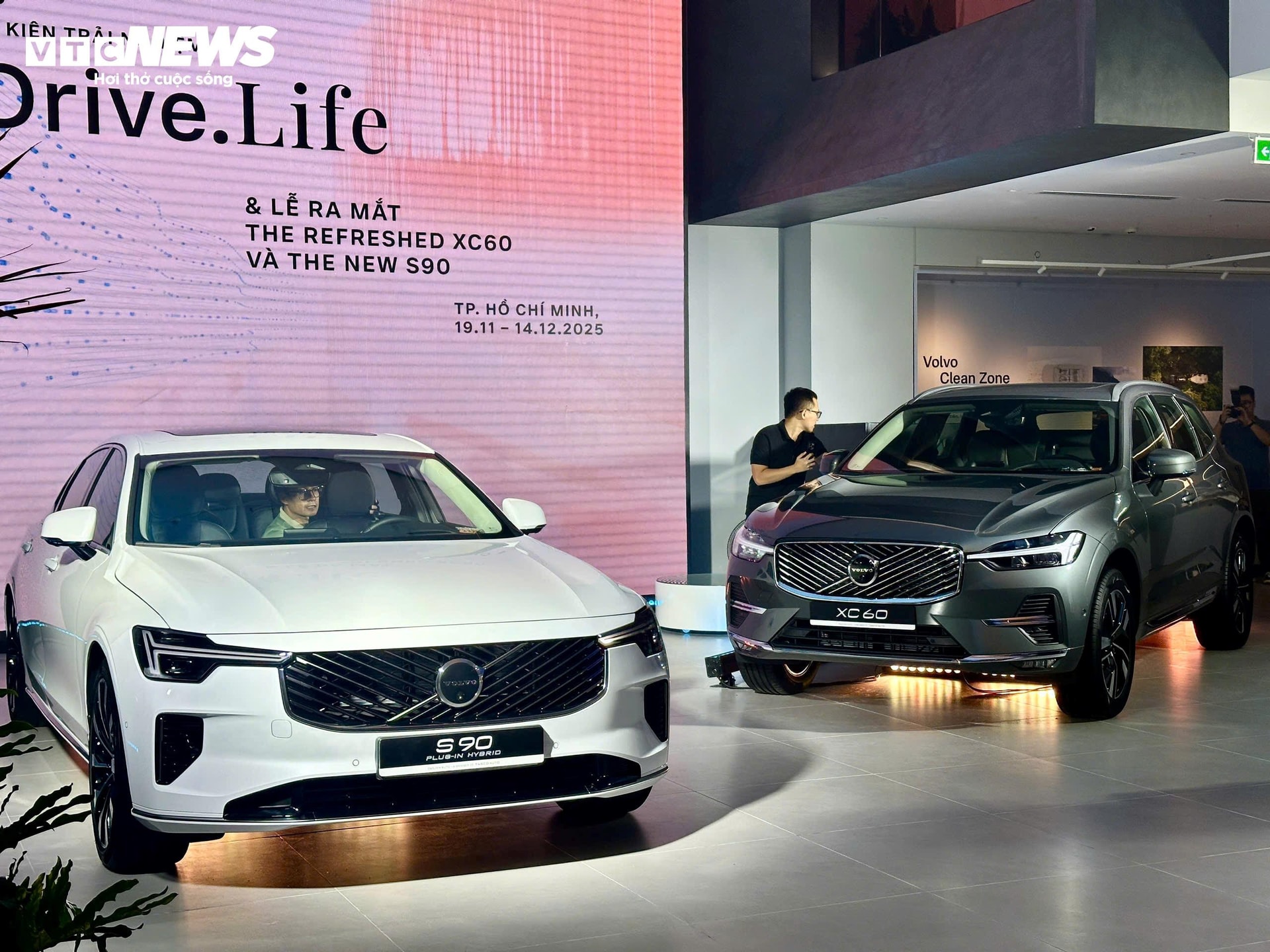 Hai mẫu xe ra mắt tại Triển lãm Drive. Life của Volvo diễn ra từ ngày 20/11 đến 14/12 tại TP.HCM. (Ảnh: Mạnh Hùng)