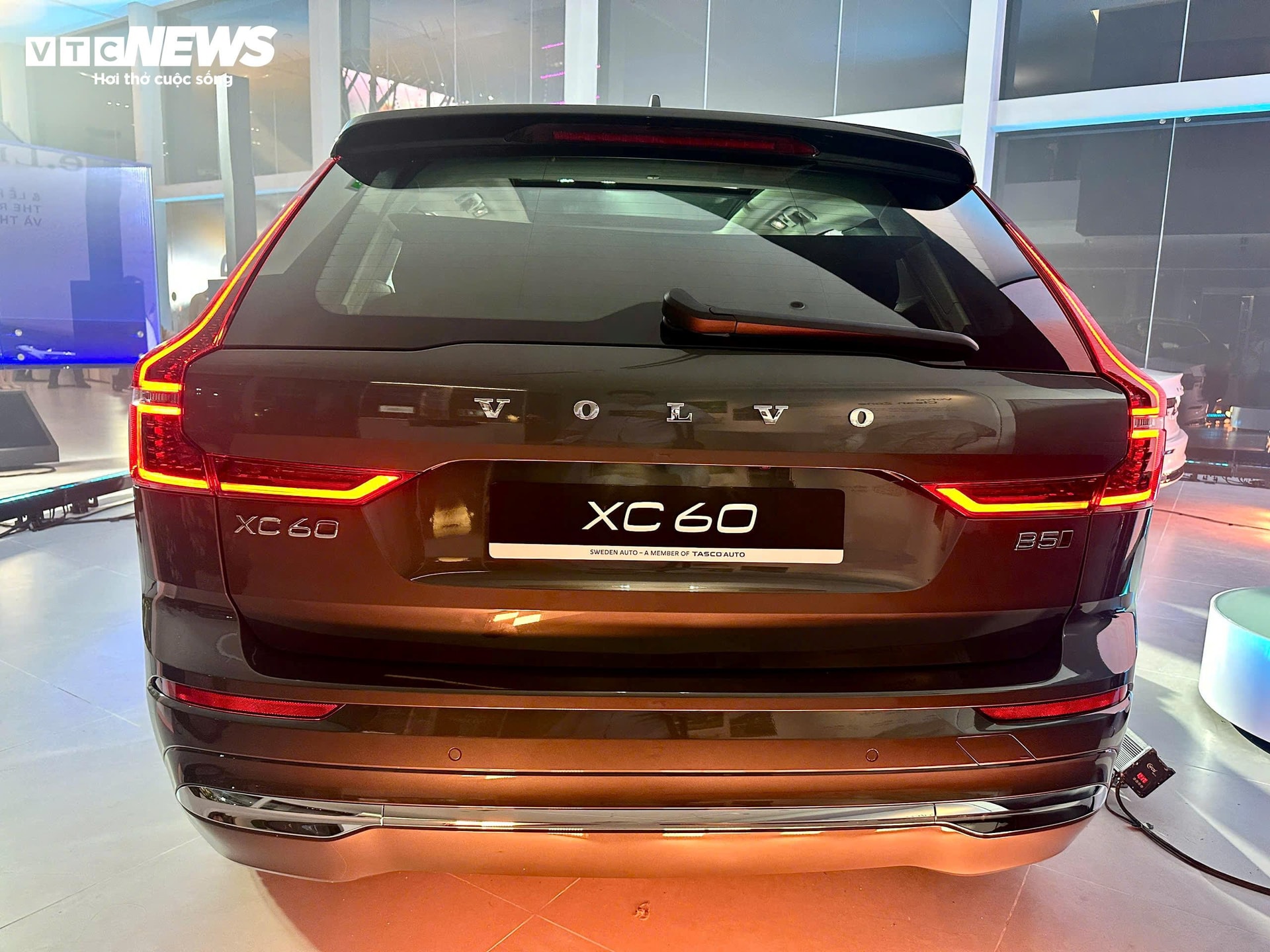 Cụm đèn hậu được tinh chỉnh với chi tiết mạ crôm được thay bằng sắc đen, tạo hiệu ứng tối màu hiện đại. (Ảnh: Mạnh Hùng)