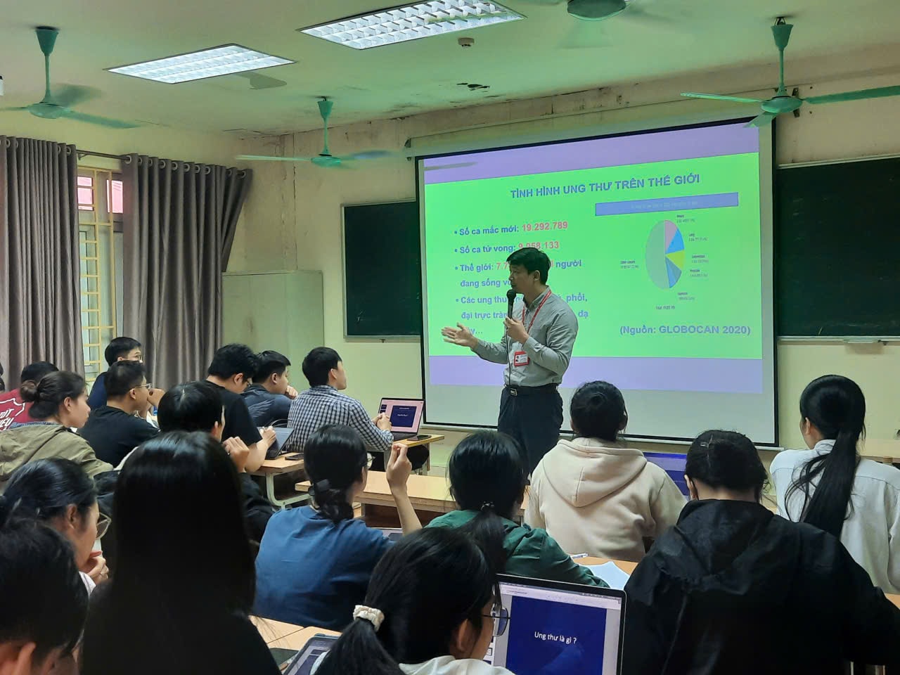 Giữa bàn mổ và bục giảng – sứ mệnh kép của người thầy khoác áo blouse- Ảnh 1. Giữa bàn mổ và bục giảng – sứ mệnh kép của người thầy khoác áo blouse- Ảnh 1.