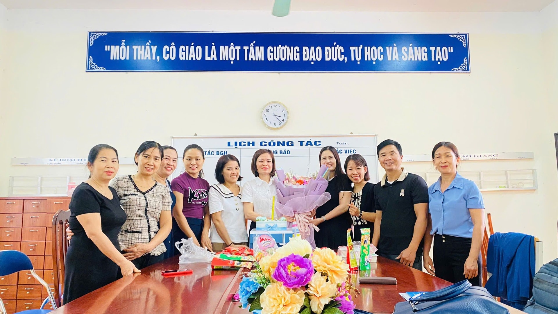 Cô giáo gần 20 năm chở những chuyến đò đặc biệt- Ảnh 4. Cô giáo gần 20 năm chở những chuyến đò đặc biệt- Ảnh 4.