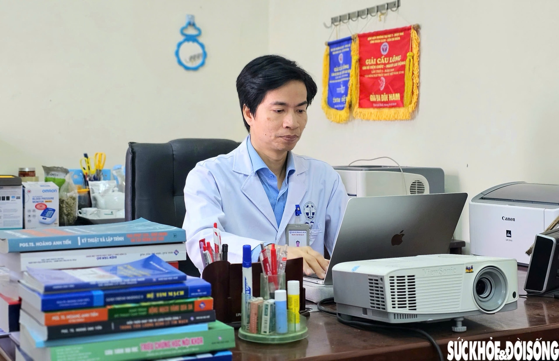 Giáo sư trẻ nhất ngành Y 2025: 'Kiến thức có thể thay đổi nhưng y đức phải luôn vẹn nguyên'- Ảnh 1.