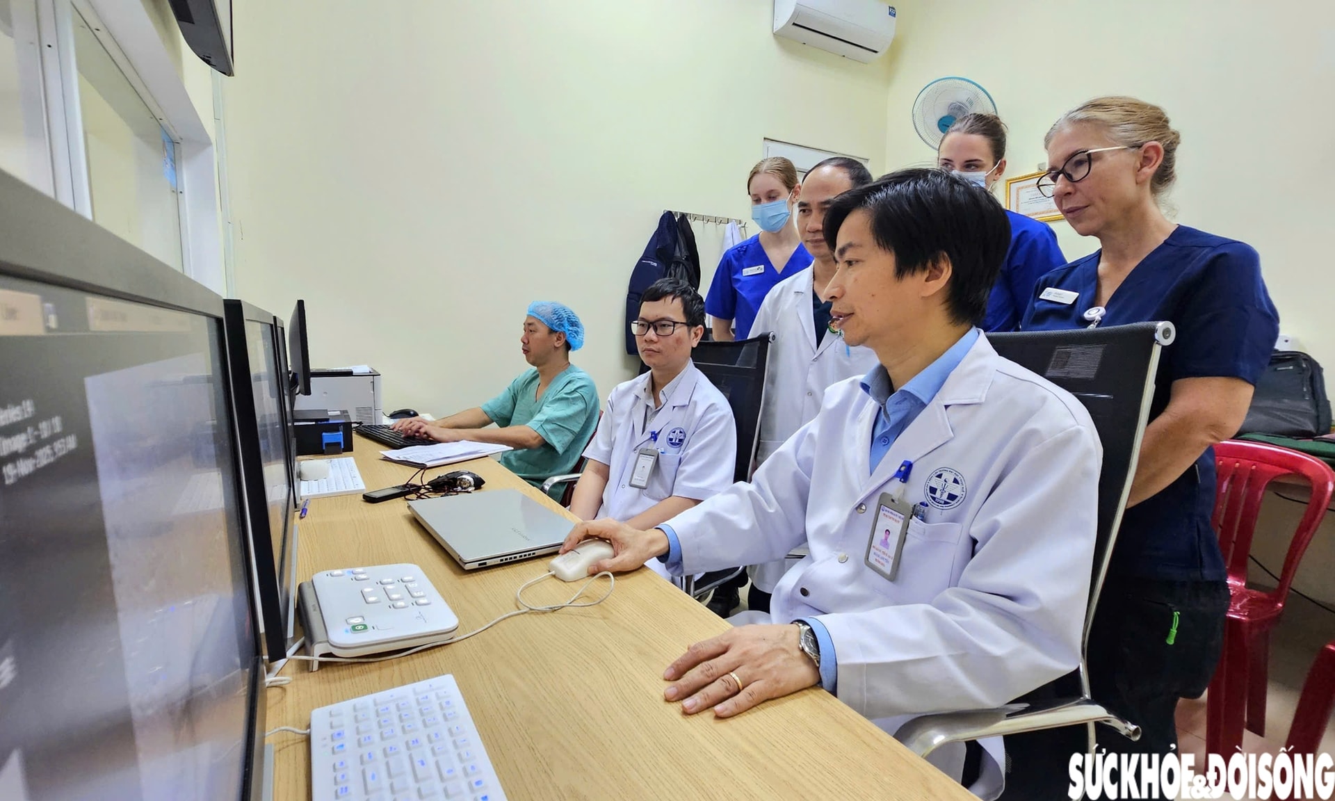 Giáo sư trẻ nhất ngành Y 2025: 'Kiến thức có thể thay đổi nhưng y đức phải luôn vẹn nguyên'- Ảnh 2.