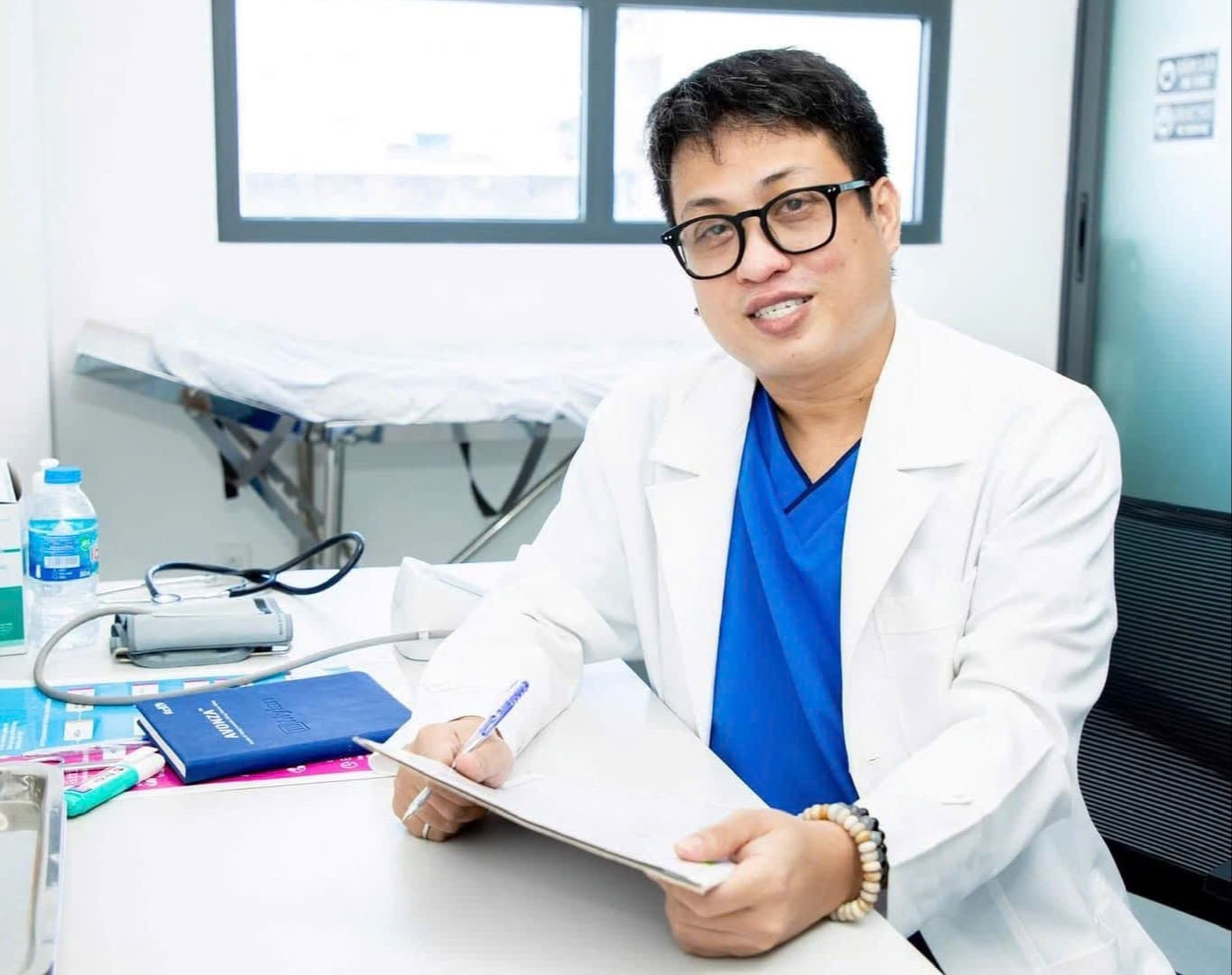 Bác sĩ sống chung với HIV hơn 15 năm và hành trình 'ngừng cho HIV quyền phá hỏng cuộc đời mình'- Ảnh 1. Bác sĩ sống chung với HIV hơn 15 năm và hành trình 'ngừng cho HIV quyền phá hỏng cuộc đời mình'- Ảnh 1.