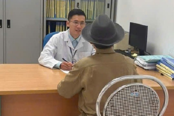 Bác sĩ trẻ Đoàn Kim Thạch: ‘Hành trình sẻ chia’ thầm lặng nơi vùng cao chống HIV/AIDS- Ảnh 2. Bác sĩ trẻ Đoàn Kim Thạch: ‘Hành trình sẻ chia’ thầm lặng nơi vùng cao chống HIV/AIDS- Ảnh 2.