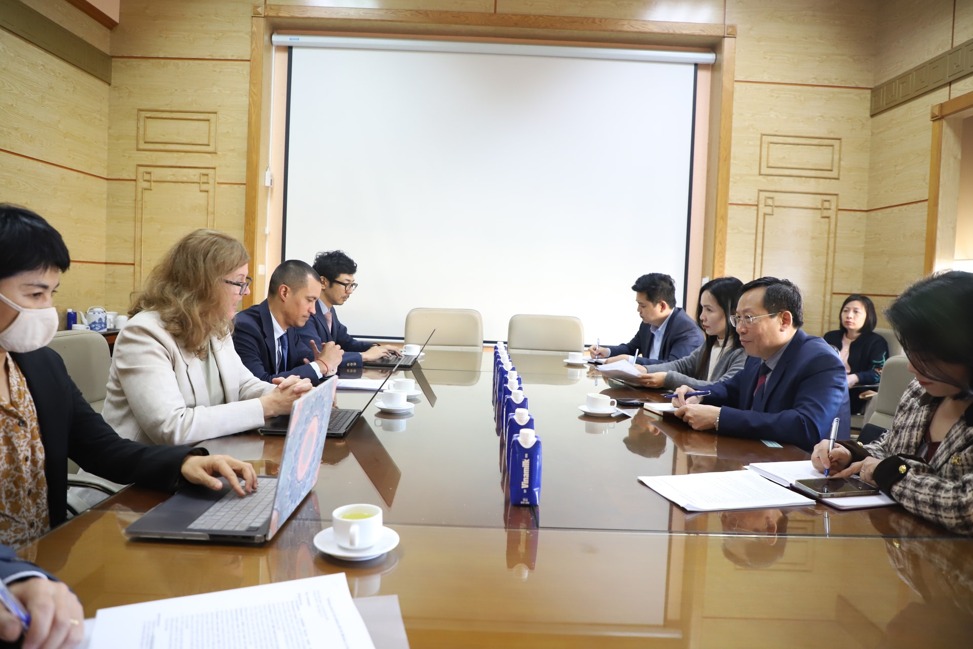 Thứ trưởng Bộ Y tế Lê Đức Luận tiếp đoàn Ngân hàng Phát triển Châu Á- Ảnh 5. Thứ trưởng Bộ Y tế Lê Đức Luận tiếp đoàn Ngân hàng Phát triển Châu Á- Ảnh 5.