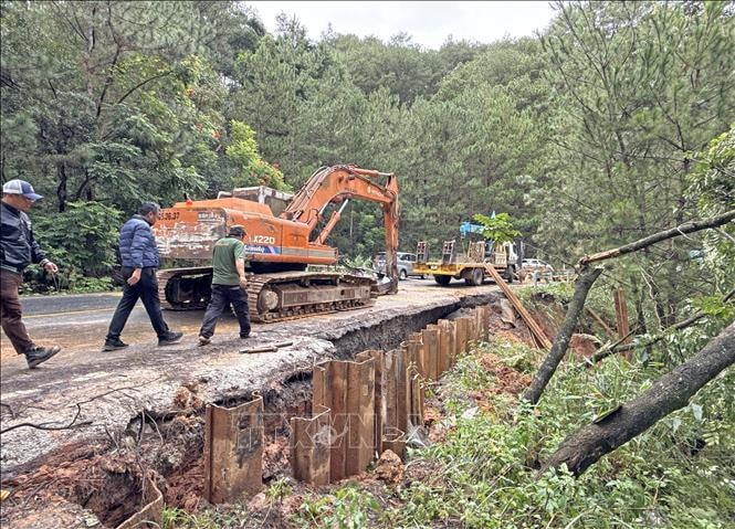 Đèo Mimosa sạt lở nghiêm trọng, phân luồng xe hướng khác vào trung tâm Đà Lạt- Ảnh 2.