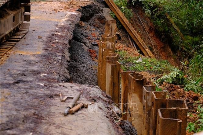 Đèo Mimosa sạt lở nghiêm trọng, phân luồng xe hướng khác vào trung tâm Đà Lạt- Ảnh 1.