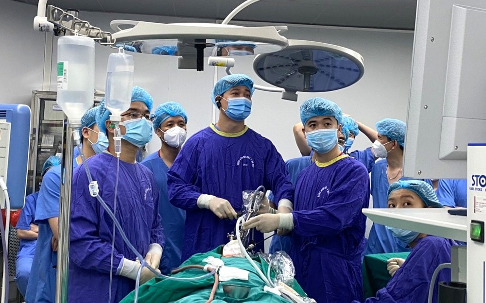 Giữa bàn mổ và bục giảng – sứ mệnh kép của người thầy khoác áo blouse- Ảnh 7. Giữa bàn mổ và bục giảng – sứ mệnh kép của người thầy khoác áo blouse- Ảnh 7.