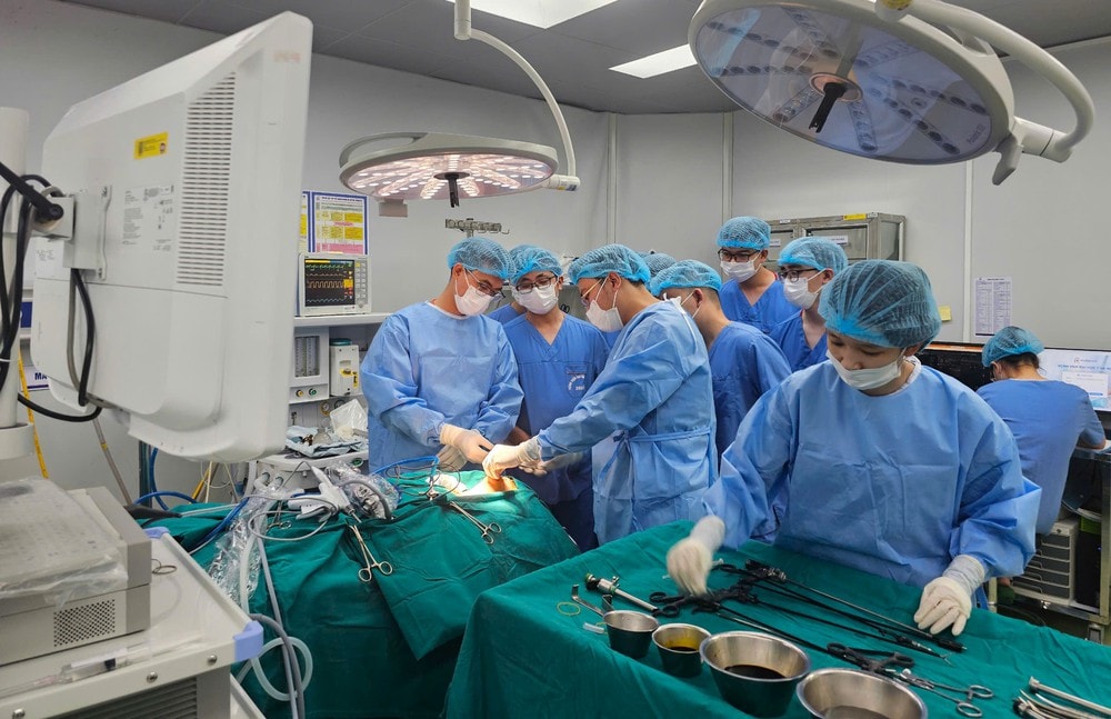 Giữa bàn mổ và bục giảng – sứ mệnh kép của người thầy khoác áo blouse- Ảnh 8. Giữa bàn mổ và bục giảng – sứ mệnh kép của người thầy khoác áo blouse- Ảnh 8.
