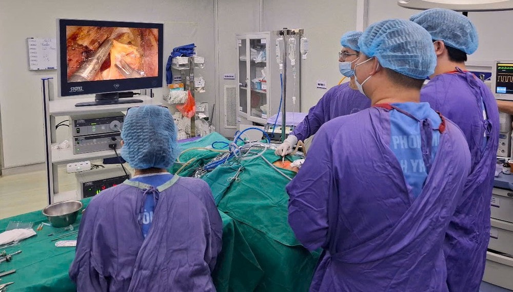 Giữa bàn mổ và bục giảng – sứ mệnh kép của người thầy khoác áo blouse- Ảnh 9. Giữa bàn mổ và bục giảng – sứ mệnh kép của người thầy khoác áo blouse- Ảnh 9.