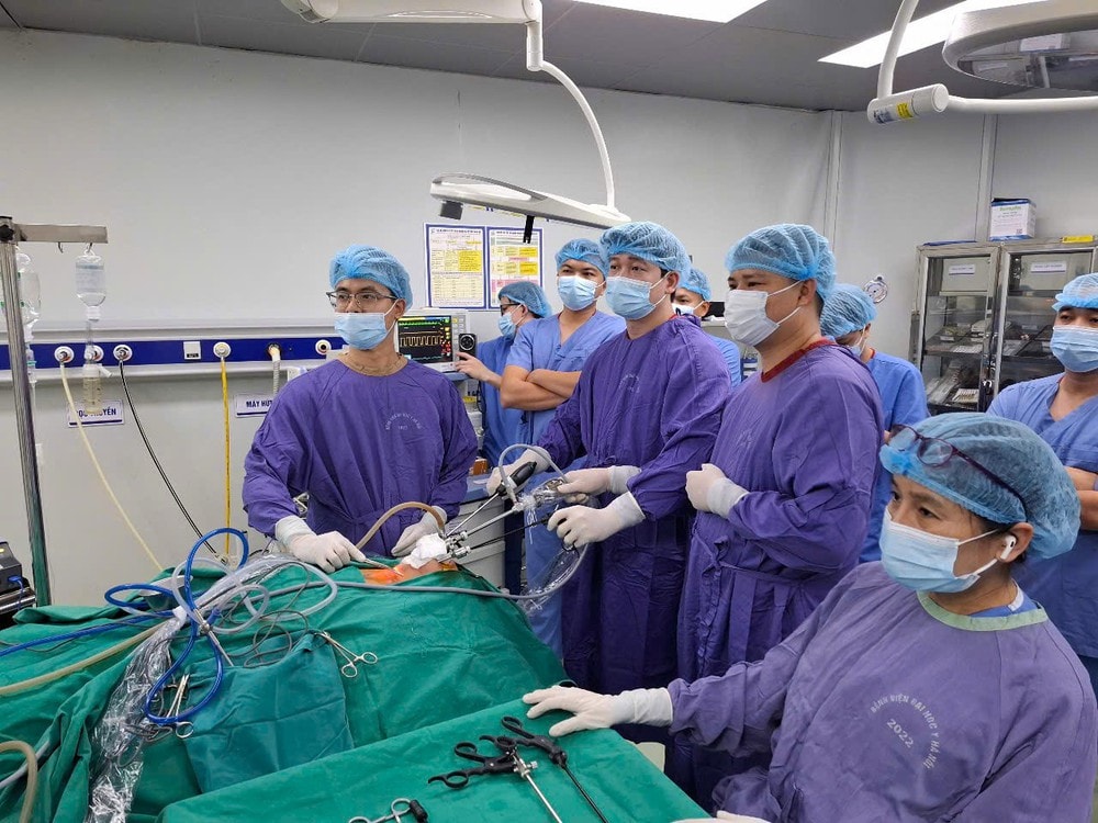 Giữa bàn mổ và bục giảng – sứ mệnh kép của người thầy khoác áo blouse- Ảnh 10. Giữa bàn mổ và bục giảng – sứ mệnh kép của người thầy khoác áo blouse- Ảnh 10.