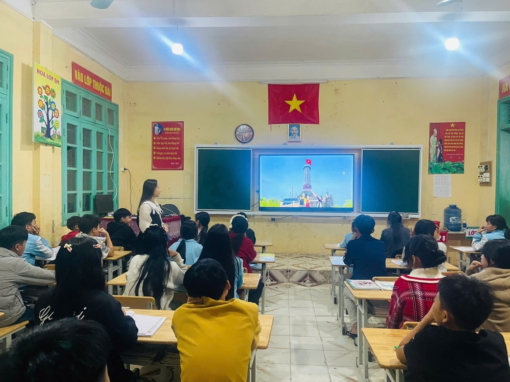 Từ cổng trường vùng cao, cô giáo trẻ ngăn những cuộc hôn nhân sớm- Ảnh 1.