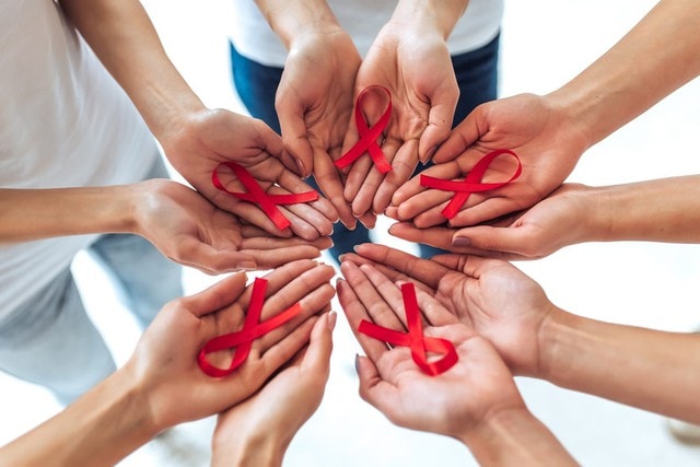 Mặc dù hành trình đi tìm nhân vật HIV/AIDS đầy gian nan, nhưng niềm vui mà chúng tôi nhận được khi hoàn thành bài báo là vô giá. Mặc dù hành trình đi tìm nhân vật HIV/AIDS đầy gian nan, nhưng niềm vui mà chúng tôi nhận được khi hoàn thành bài báo là vô giá.