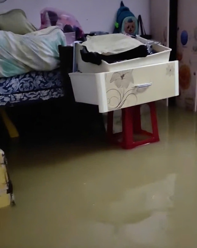 Nước lũ dâng tràn vào nhà, nhiều người dân Khánh Hòa trắng đêm không ngủ- Ảnh 2.