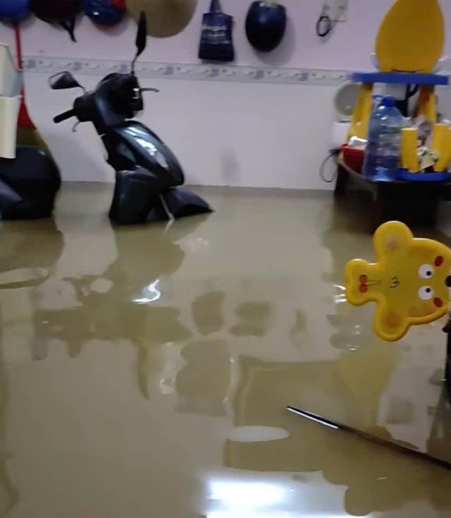 Nước lũ dâng tràn vào nhà, nhiều người dân Khánh Hòa trắng đêm không ngủ- Ảnh 3.