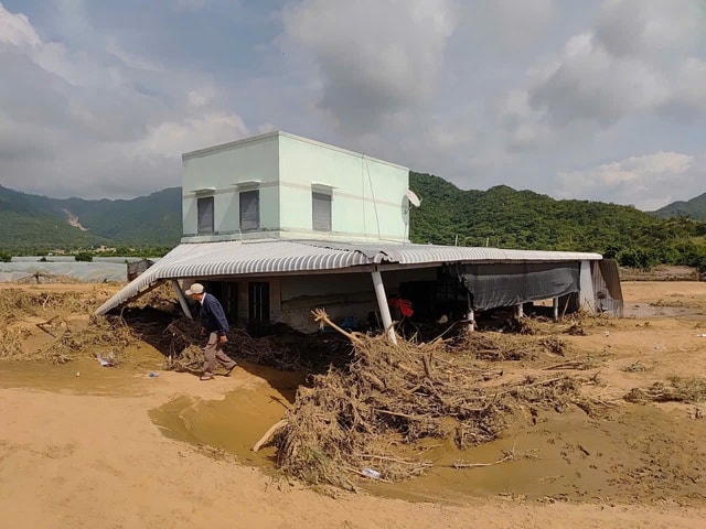 Công an đề nghị người dân kê khai thiệt hại trong vụ vỡ hồ chứa nước làm một người tử vong- Ảnh 1. Công an đề nghị người dân kê khai thiệt hại trong vụ vỡ hồ chứa nước làm một người tử vong- Ảnh 1.