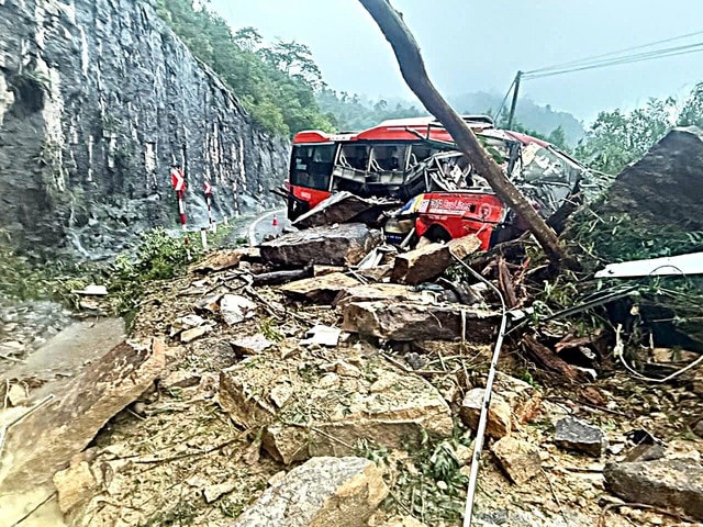 Sạt lở 'bẻ gãy' giao thông tại Khánh Hòa và Lâm Đồng: Lộ trình thay thế cho tài xế- Ảnh 2. Sạt lở 'bẻ gãy' giao thông tại Khánh Hòa và Lâm Đồng: Lộ trình thay thế cho tài xế- Ảnh 2.