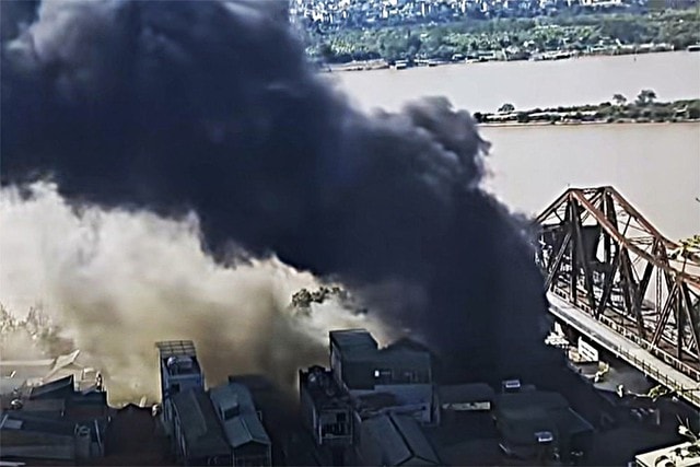 Cháy quán lẩu dưới chân cầu Long Biên kèm nhiều tiếng nổ nghi do bình gas- Ảnh 2. Cháy quán lẩu dưới chân cầu Long Biên kèm nhiều tiếng nổ nghi do bình gas- Ảnh 2.