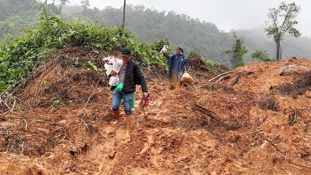 Xúc động thầy giáo lội bùn, vượt sạt lở vẫn giữ chặt bó hoa để tặng đồng nghiệp- Ảnh 1.