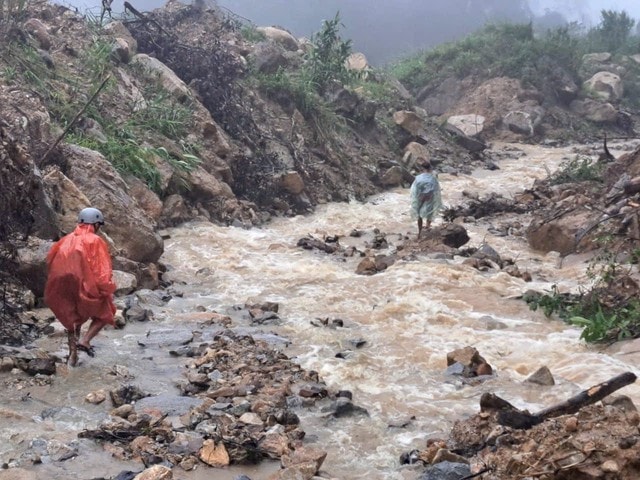 Xúc động thầy giáo lội bùn, vượt sạt lở vẫn giữ chặt bó hoa để tặng đồng nghiệp- Ảnh 10.