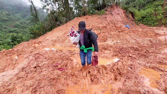 Xúc động thầy giáo lội bùn, vượt sạt lở vẫn giữ chặt bó hoa để tặng đồng nghiệp- Ảnh 12.