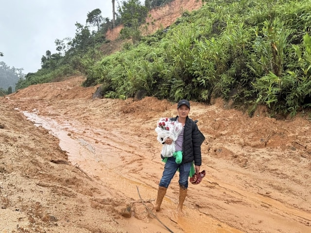 Xúc động thầy giáo lội bùn, vượt sạt lở vẫn giữ chặt bó hoa để tặng đồng nghiệp- Ảnh 2.