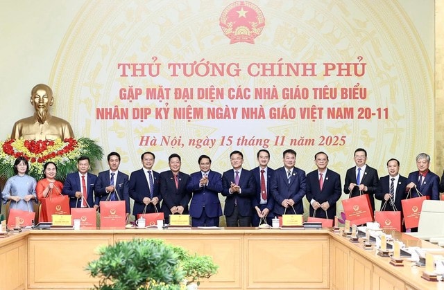 Xúc động thầy giáo lội bùn, vượt sạt lở vẫn giữ chặt bó hoa để tặng đồng nghiệp- Ảnh 5.