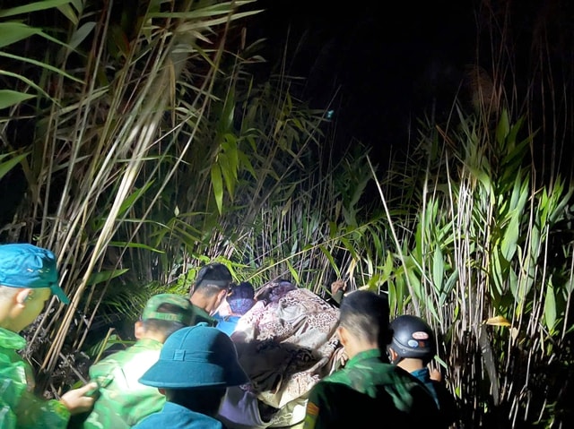 Băng rừng, vượt sạt lở gần 5 tiếng đưa sản phụ đi sinh an toàn- Ảnh 1. Băng rừng, vượt sạt lở gần 5 tiếng đưa sản phụ đi sinh an toàn- Ảnh 1.