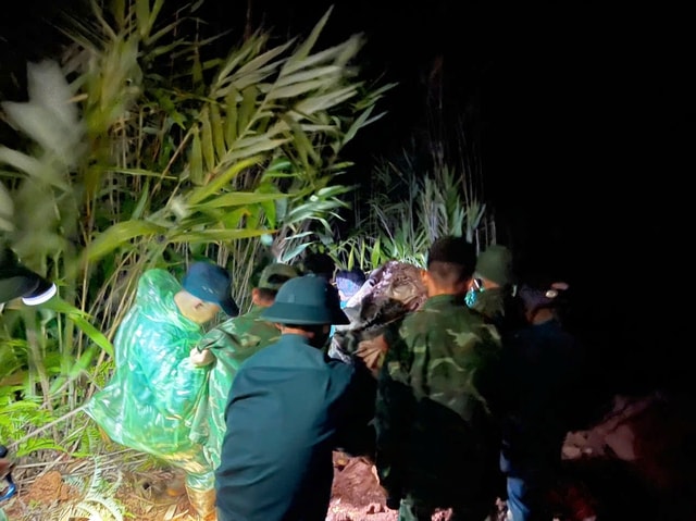 Băng rừng, vượt sạt lở gần 5 tiếng đưa sản phụ đi sinh an toàn- Ảnh 2. Băng rừng, vượt sạt lở gần 5 tiếng đưa sản phụ đi sinh an toàn- Ảnh 2.