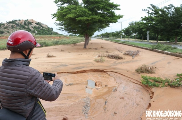 Cát phủ dày trên đường ven biển Mũi Dinh - Cà Ná sau mưa lớn kéo dài- Ảnh 1.