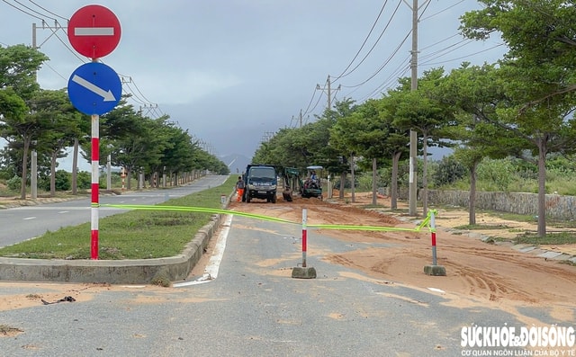 Cát phủ dày trên đường ven biển Mũi Dinh - Cà Ná sau mưa lớn kéo dài- Ảnh 4.