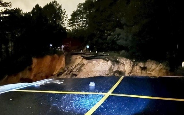 Đèo Mimosa đứt gãy 70m mặt đường, Lâm Đồng công bố tình huống khẩn cấp- Ảnh 1. Đèo Mimosa đứt gãy 70m mặt đường, Lâm Đồng công bố tình huống khẩn cấp- Ảnh 1.