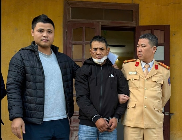 Phát hiện ma túy và súng giấu trong cốp xe máy sau cú va chạm với xe đầu kéo- Ảnh 1. Phát hiện ma túy và súng giấu trong cốp xe máy sau cú va chạm với xe đầu kéo- Ảnh 1.