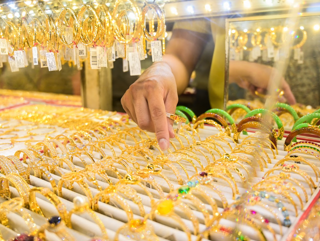 Giá vàng hôm nay ngày 20/11 đồng loạt giảm mạnh- Ảnh 1.