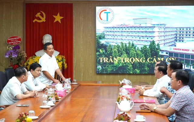 Lãnh đạo TP Cần Thơ thăm 2 bệnh nhân ghép thận từ người hiến chết não- Ảnh 1.