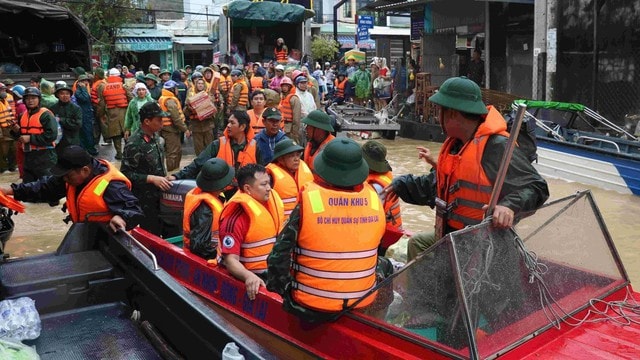 Bộ Quốc phòng huy động tối đa lực lượng ứng phó lũ đặc biệt lớn tại Khánh Hòa, Đắk Lắk, Gia Lai- Ảnh 1. Bộ Quốc phòng huy động tối đa lực lượng ứng phó lũ đặc biệt lớn tại Khánh Hòa, Đắk Lắk, Gia Lai- Ảnh 1.