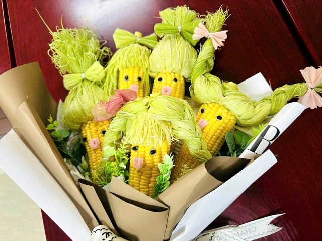 Phụ huynh, học sinh vùng cao mang ngô tặng cô giáo để tri ân ngày 20/11- Ảnh 1.