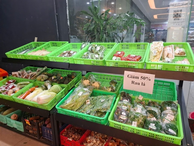 Mâm cơm lèo tèo rau xanh vì giá đắt đỏ- Ảnh 4.