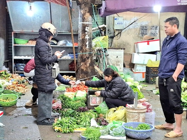 Mâm cơm lèo tèo rau xanh vì giá đắt đỏ- Ảnh 2.