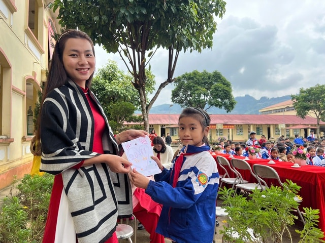 Phụ huynh, học sinh vùng cao mang ngô tặng cô giáo để tri ân ngày 20/11- Ảnh 3.